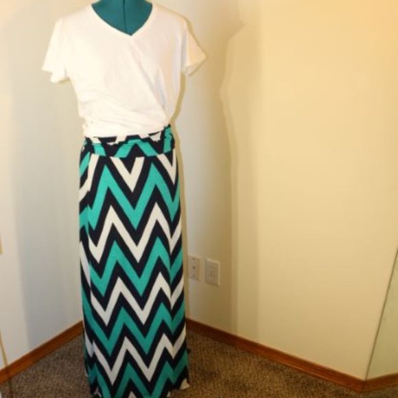 Tovia - Long skirt , size large - Picture 3 of 8